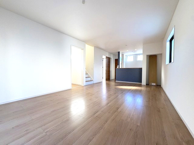 【居間・リビング】 | 福岡市早良区干隈5丁目1期　2号棟（全3棟）【仲介手数料無料・0円】 | 現地写真。リビングです。