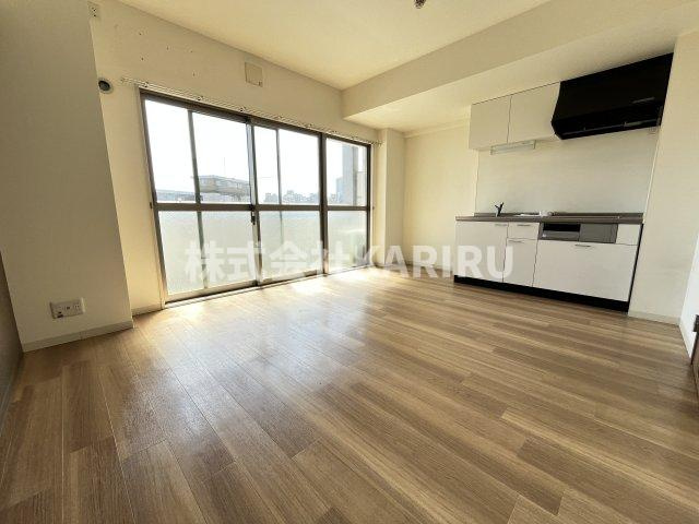 RESIDENCE MIWAの居間・リビング|同物件別部屋の写真です。