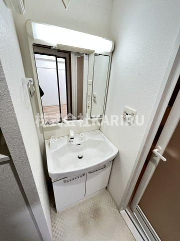 RESIDENCE MIWAの洗面所|同物件別部屋の写真です。