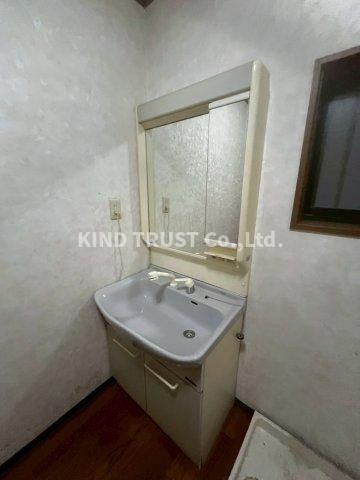 北区山崎町4-4　戸建ての洗面所|明るい洗面所です