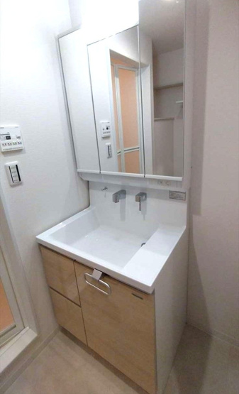 【独立洗面台】 | 大濠ハイツ | 三面鏡裏収納付きの洗面台で、散らかりがちな洗面回りもすっきりと片付きます