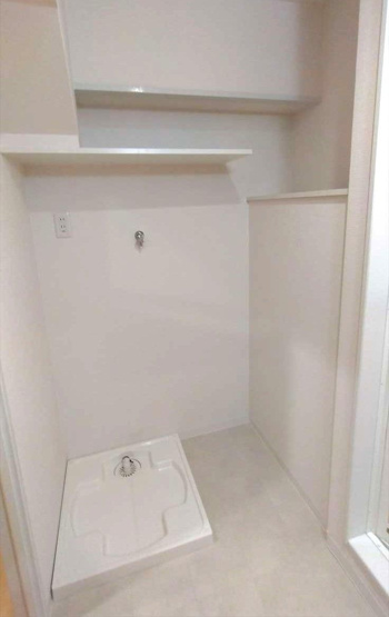 【ランドリースペース】 | 大濠ハイツ | 洗濯機置き場の上部のスペースには洗剤等を置ける棚が設置されています