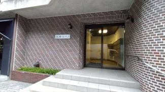 【エントランス】 | シンプルで見通しの良いエントランスです。共用部分は清潔に保たれています