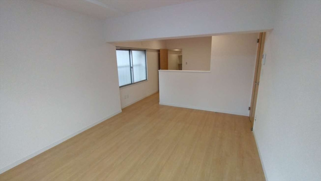 【居間・リビング】 | 大濠ハイツ | リビング・ダイニングは嬉しい二面採光で明るい陽射しが射し込み風通しも良好です