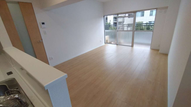 【居間・リビング】 | 大濠ハイツ | 約15帖のリビングは広く落ち着く空間になっており、お好きなレイアウトを楽しめます