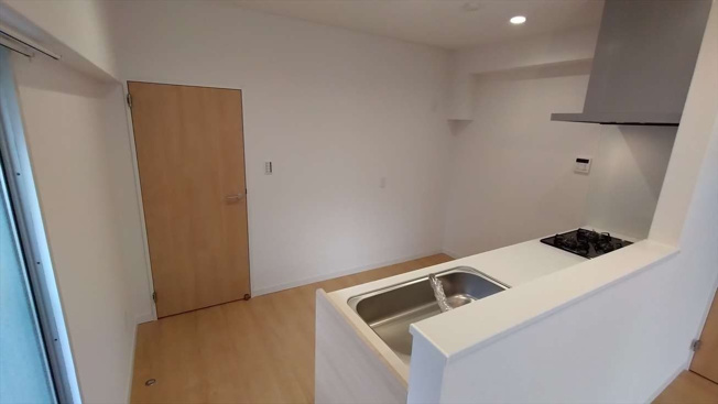 【居間・リビング】 | 大濠ハイツ | キッチンは背面スペースが広々としており、別にパントリーも付いているため空間を広く使えます