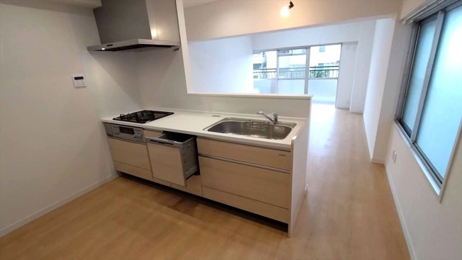 【キッチン】 | 大濠ハイツ | キッチン横に窓があるため手元が明るく、においもこもりづらいです