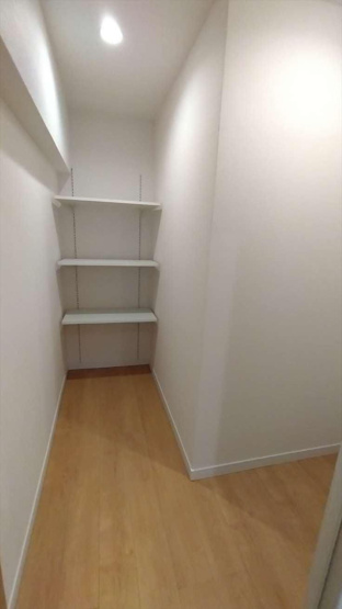 【収納】 | 大濠ハイツ | パントリー付きなので食品ストックやキッチン用品をスッキリ収納できます