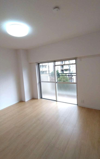 【洋室】 | 大濠ハイツ | 6.6帖の洋室。南東向きのバルコニーに面した明るいお部屋で換気や採光ばっちりです