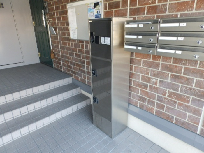 パストラル A棟のロビー|宅配ボックス