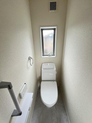 【内装】 | 福岡市城南区樋井川4丁目第1　1号棟（全1棟）【仲介手数料無料・0円】 | 施工例。2階にもトイレです。施工例は完成時と異なる場合があります。