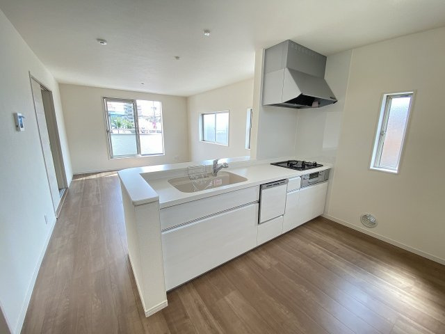 【キッチン】 | 福岡市城南区樋井川4丁目第1　1号棟（全1棟）【仲介手数料無料・0円】 | 施工例。施工例は完成時と異なる場合があります。