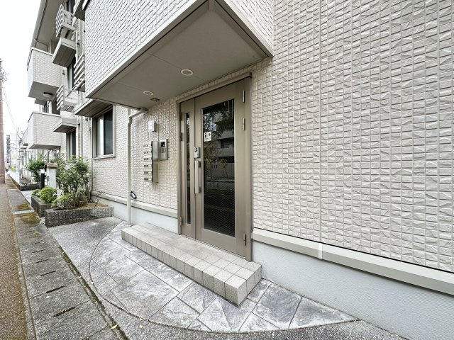 リビングタウン北川添 A棟のエントランス