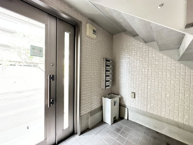 リビングタウン北川添 A棟のロビー