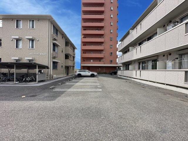 リビングタウン北川添 A棟の駐車場