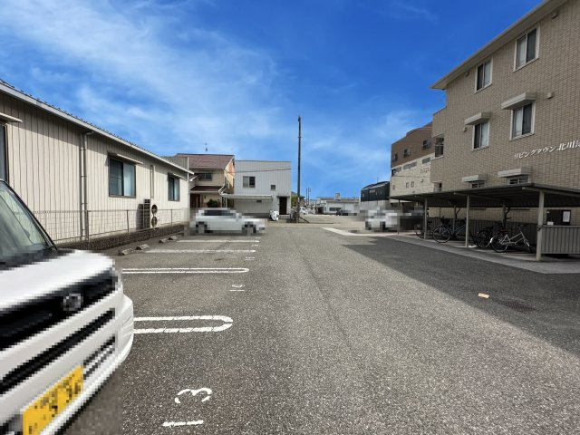 リビングタウン北川添 A棟の駐車場