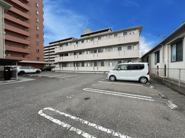 リビングタウン北川添 A棟の駐車場