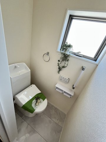 【トイレ】 | 糟屋郡粕屋町柚須第2　1号棟（全1棟）【仲介手数料無料・0円】 | 現地写真。1階のトイレです。