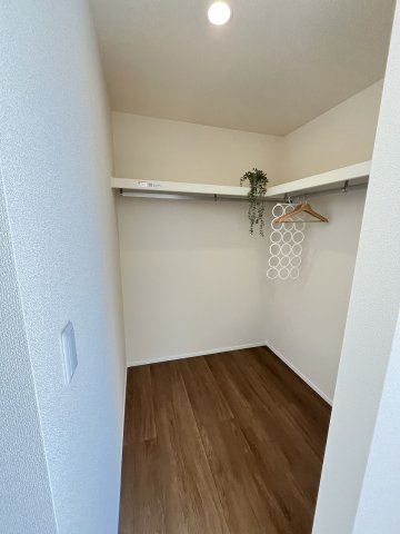 【収納】 | 糟屋郡粕屋町柚須第2　1号棟（全1棟）【仲介手数料無料・0円】 | 現地写真。ウォークインクローゼットです。