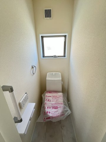 【トイレ】 | 糟屋郡粕屋町柚須第2　1号棟（全1棟）【仲介手数料無料・0円】 | 現地写真。2階にもトイレです。