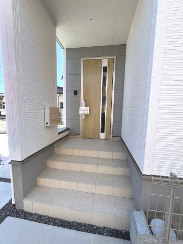 【玄関】 | 糟屋郡粕屋町柚須第2　1号棟（全1棟）【仲介手数料無料・0円】 | 現地写真。