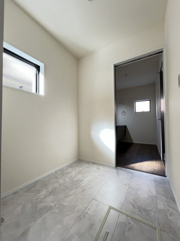 【洗面所】 | 糟屋郡粕屋町柚須第2　1号棟（全1棟）【仲介手数料無料・0円】 | 施工例。施工例は完成時と異なる場合があります。