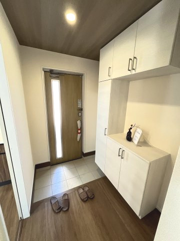 【居間・リビング】 | 糟屋郡粕屋町柚須第2　1号棟（全1棟）【仲介手数料無料・0円】 | 現地写真。リビングです。