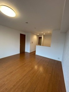 【居間・リビング】 | 南福岡オークハウス | 約14帖のLDKはカウンタータイプのキッチンで空間に広がりがあります