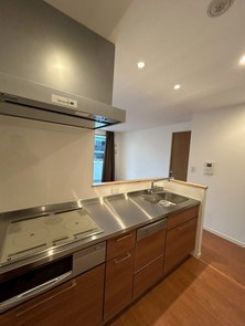 【キッチン】 | 南福岡オークハウス | お料理をしながら会話を楽しめるカウンターキッチンです。食洗機付きで後片付けも楽々