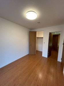 【洋室】 | 南福岡オークハウス | 6帖の洋室。洋室は明るく採光がとれ、大容量のウォークインクローゼットがあります