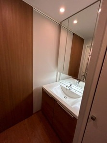 【独立洗面台】 | 南福岡オークハウス | 三面鏡裏収納付きの洗面台で、散らかりがちな洗面回りもすっきりと片付きます