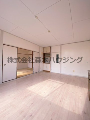 【居間・リビング】 | 　清水谷コーポ | こちらのリビングで趣味の時間をお楽しみください