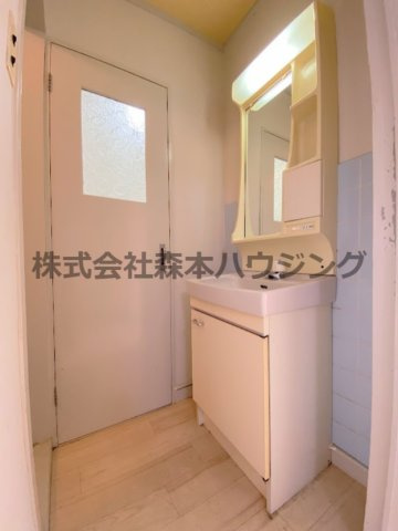 【洗面所】 | 　清水谷コーポ | 忙しい朝には欠かせない洗面所です