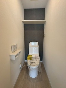 【トイレ】 | シティハイツ二日市 | 冬は便座も温水も温かく快適なシャワー付トイレ。上部には収納を設置◎