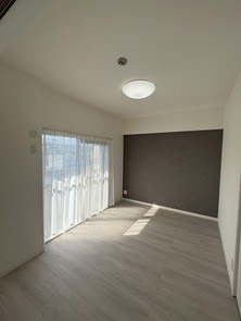 【洋室】 | シティハイツ二日市 | 6帖の洋室。バルコニーに面した明るいお部屋で換気や採光ばっちりです