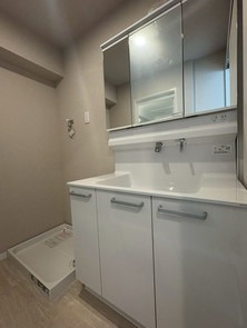 【独立洗面台】 | シティハイツ二日市 | 三面鏡裏収納付きの洗面台で、散らかりがちな洗面回りもすっきりと片付きます
