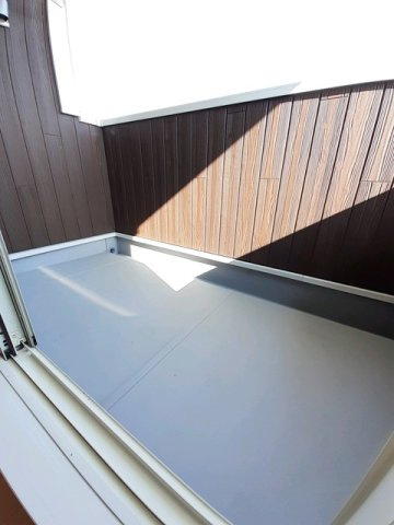 コッティ　クワハラⅡのバルコニー|暖かな日差しのふりそそぐバルコニー