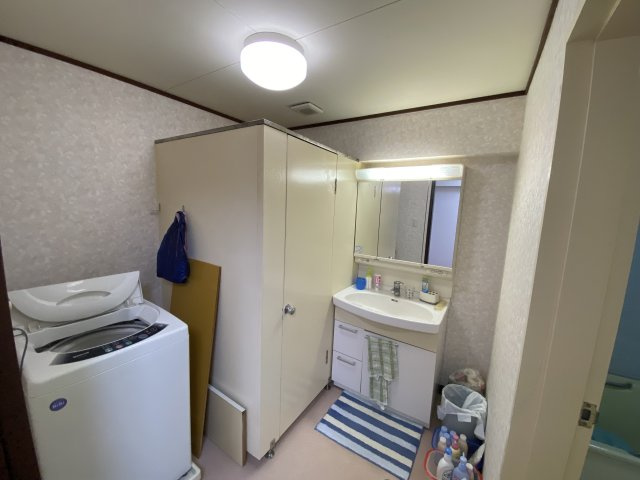 パラシオン熱海の洗面所|洗面台左にトイレ