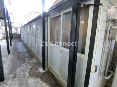 【その他共用部分】 | ハイランド西勝山 | 外物置にはタイヤを収納できます。