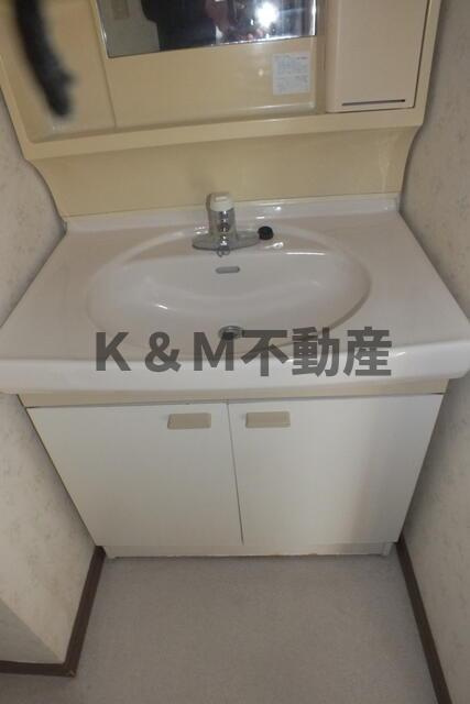 コーポ石浜第二ビルの洗面所|コンパクトで使いやすい洗面所