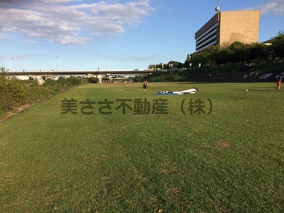 【その他】 | カリフォルニアリバー | 市庁舎前浅川河川敷広場で、芝生の上に寝転ぶ。
浅川沿いでの心地良い風、太陽、そして空気を全身に取り込んで下さい。