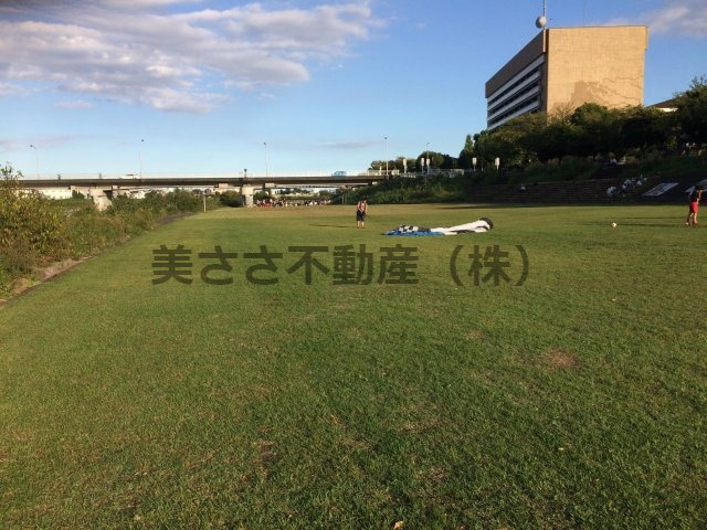 【その他】 | カリフォルニアリバー | 市庁舎前浅川河川敷広場で、芝生の上に寝転ぶ。
浅川沿いでの心地良い風、太陽、そして空気を全身に取り込んで下さい。