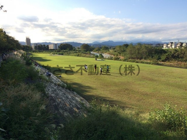 【その他】 | カリフォルニアリバー | 市役所前の広場は八王子市民の自然豊かな憩いの場となっております。