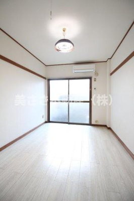 【洋室】 | カリフォルニアリバー | 白を基調としたかんじのよいお部屋です