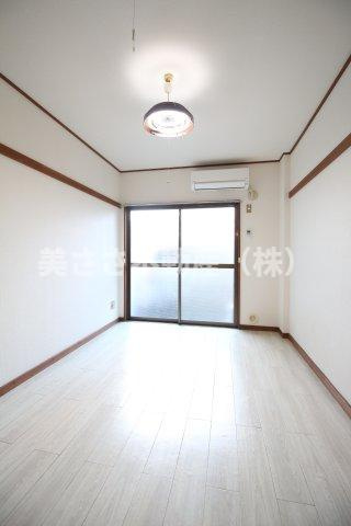 【洋室】 | カリフォルニアリバー | 白を基調としたかんじのよいお部屋です