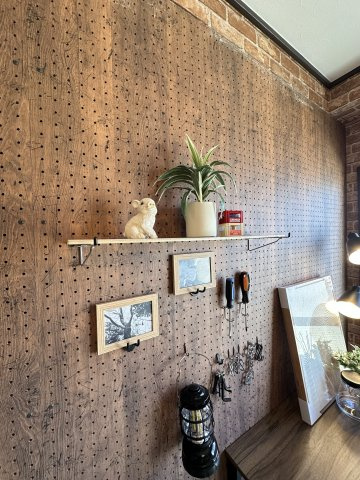 【その他】 | カリフォルニアリバー | アメリカンなレンガスタイルクロス、壁一面はパンチングボード仕様で自由にＤＩＹ可能