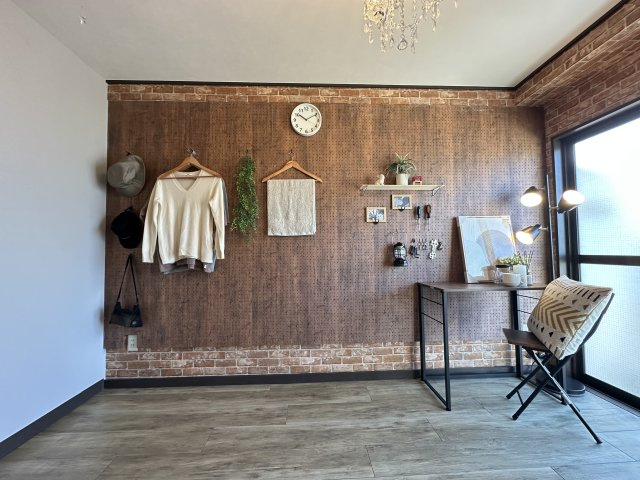 【居間・リビング】 | カリフォルニアリバー | 壁一面はパンチングボード仕様なので、フックを自由に配置してＤＩＹ可能。商品ディスプレイにもピッタリ