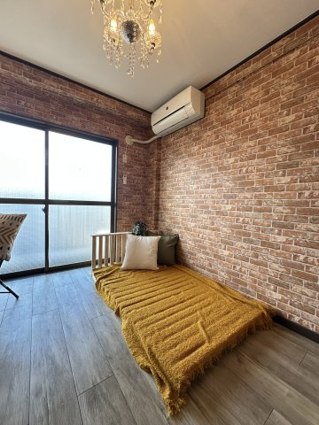 【内装】 | カリフォルニアリバー | インパクトのあるレンガスタイルクロスと壁一面はＤＩＹ可能なパンチングボード仕様なので、アレンジ可能