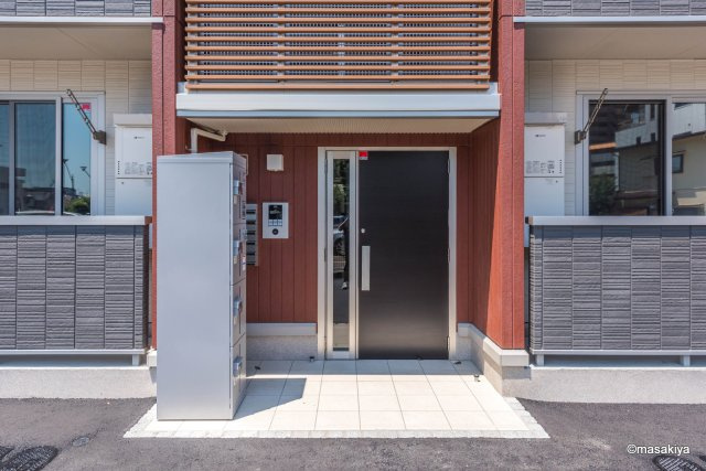 レセンテ中御所のエントランス