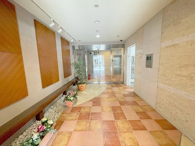 ウィング新北野のエントランス